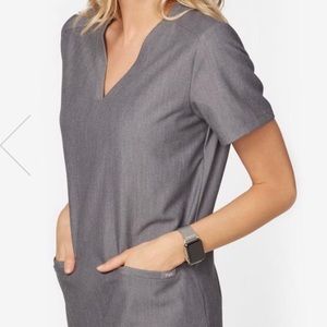 Figs xs scrub top in graphite.